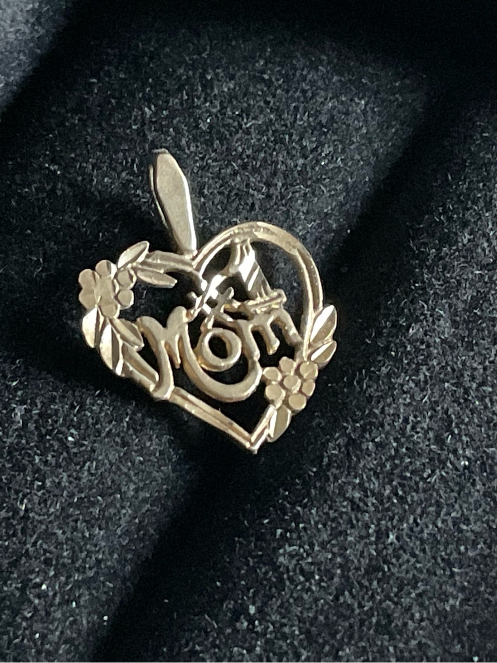 10k Solid Gold 'Mom' Heart Pendant Necklace Charm